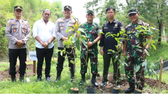 Perhutani Probolinggo Tanam Pohon Bersama Kapolres Probolinggo dan Dandim 0820 Di Area Dam 8 Pekalen